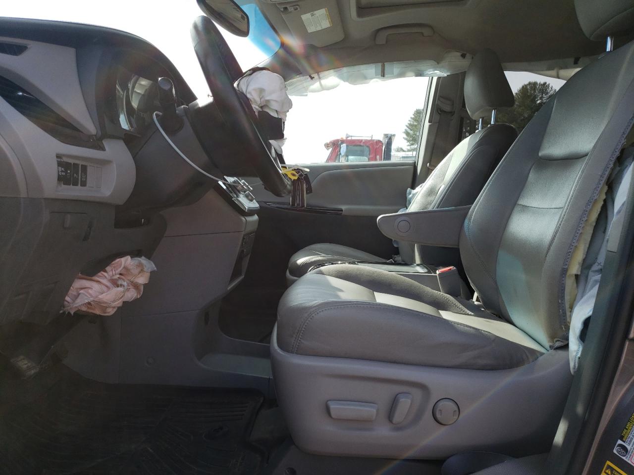 2017 Toyota Sienna VIN 5TDDZ3DC5HS151454 Copart auction photo, front end / minor dent/scratches damage thumbnail 7