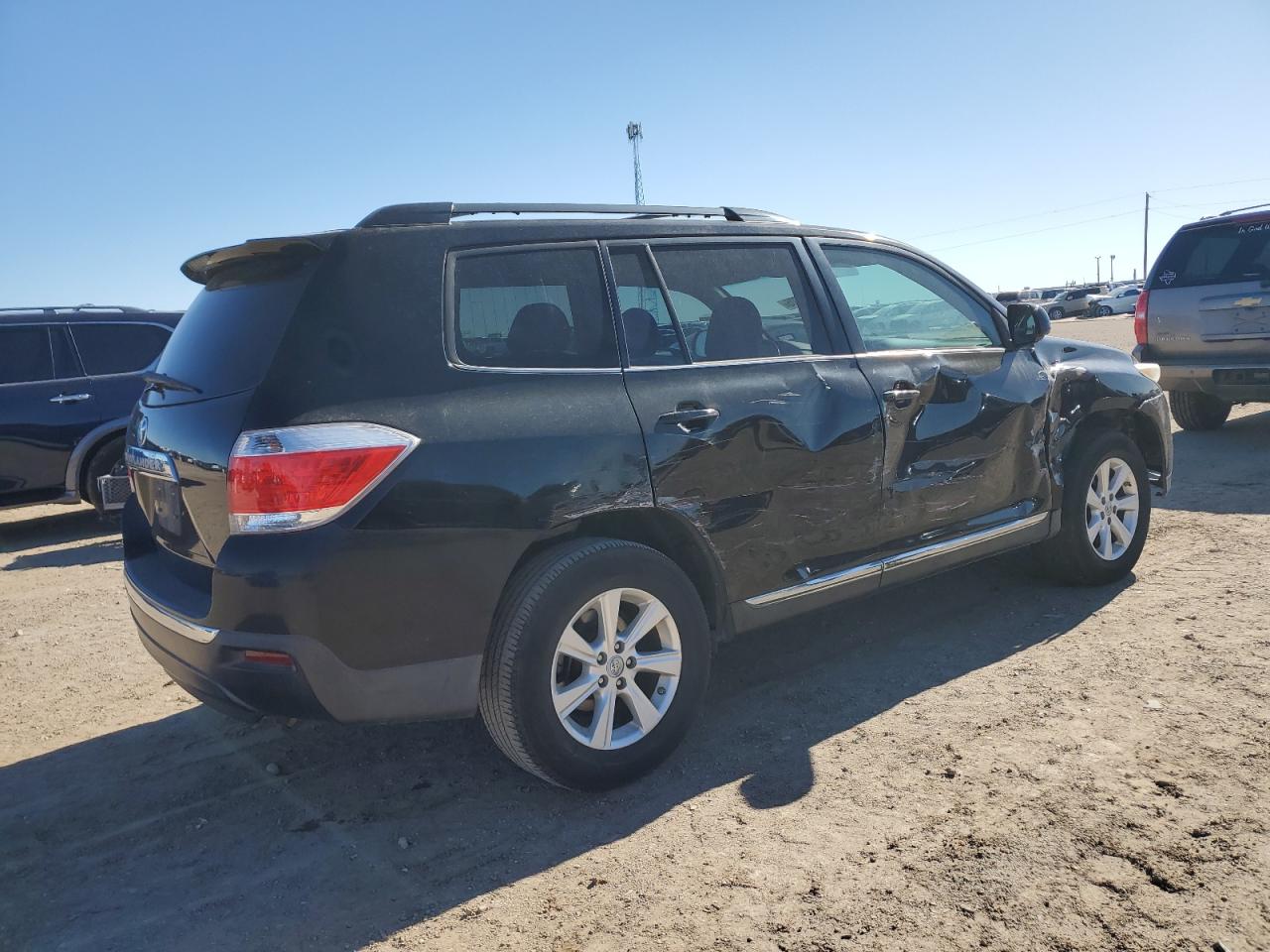 2011 Toyota Highlander VIN 5TDZK3EH4BS027526 Copart auction photo, side / front end damage thumbnail 3