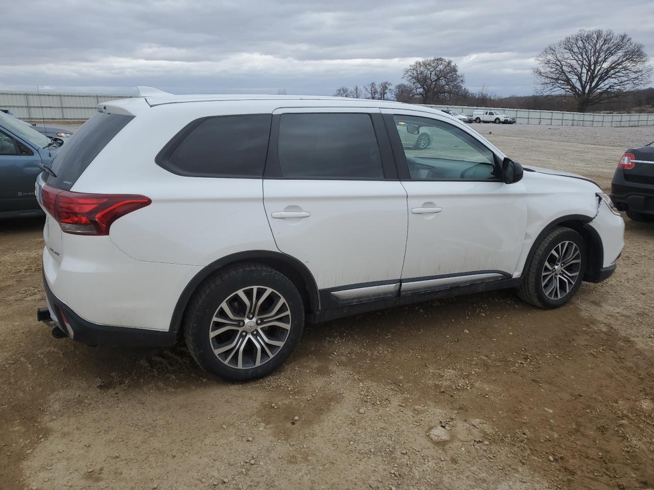 2018 Mitsubishi Outlander VIN JA4AZ3A39JZ030108 Copart auction photo, front end / rear end damage thumbnail 3