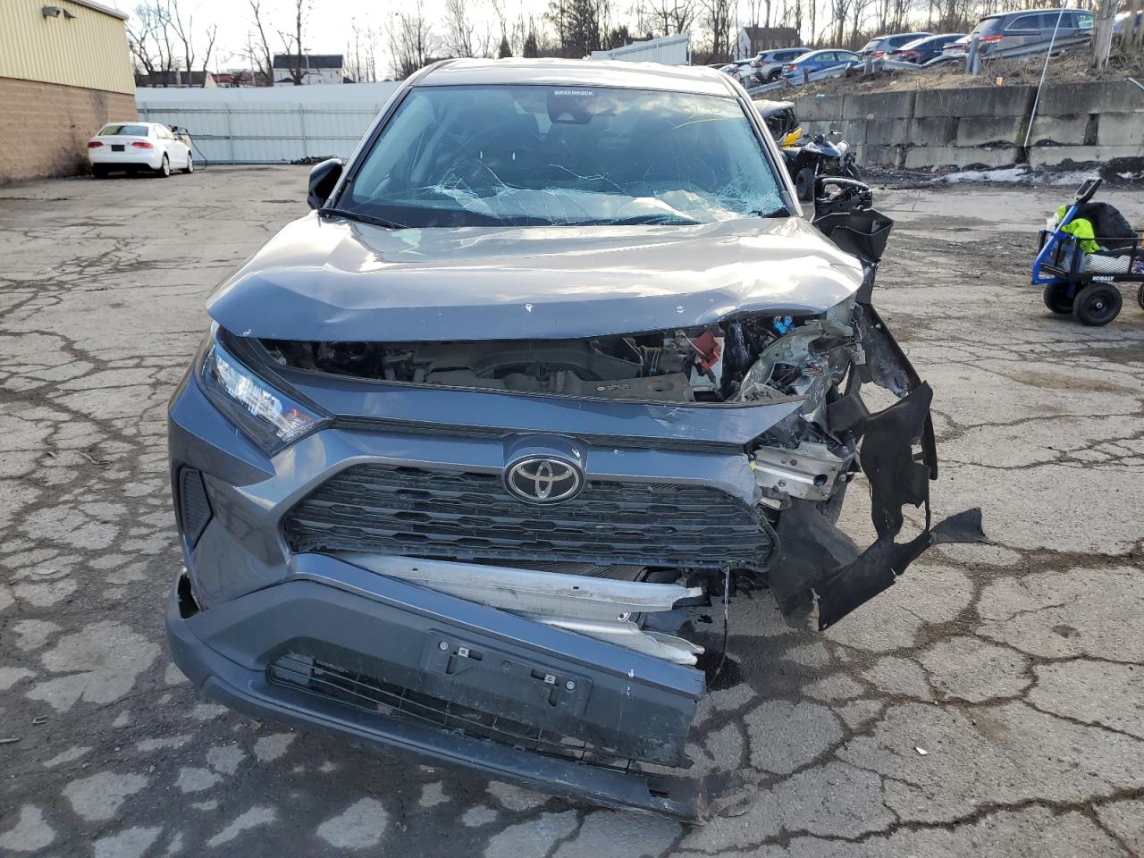 2022 Toyota RAV 4 VIN 2T3F1RFV8NC268118 Copart auction photo, front end / minor dent/scratches damage thumbnail 5