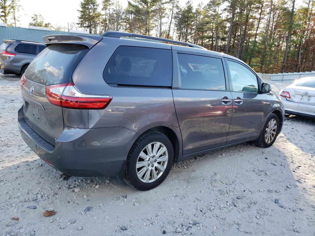 2017 Toyota Sienna VIN 5TDDZ3DC7HS155537 Copart auction photo, front end / side damage thumbnail 3
