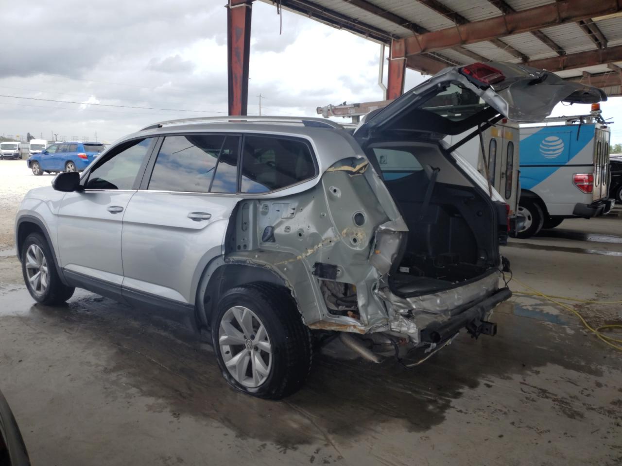 2018 Volkswagen Atlas VIN 1V2DR2CAXJC553308 Copart auction photo, rear end damage thumbnail 2