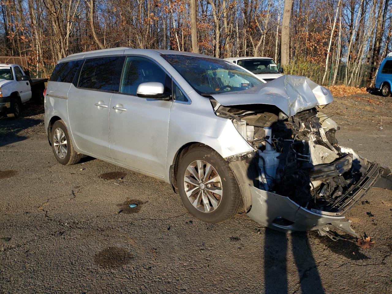 2016 KIA Sedona VIN KNDMC5C17G6156876 Copart auction photo, front end / minor dent/scratches damage thumbnail 4