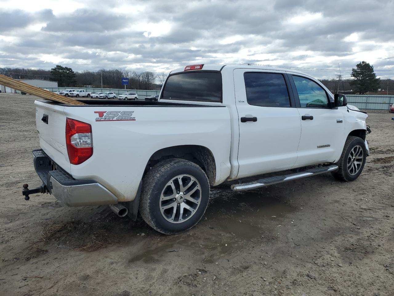 2017 Toyota Tundra VIN 5TFDW5F11HX590855 Copart auction photo, front end / minor dent/scratches damage thumbnail 3