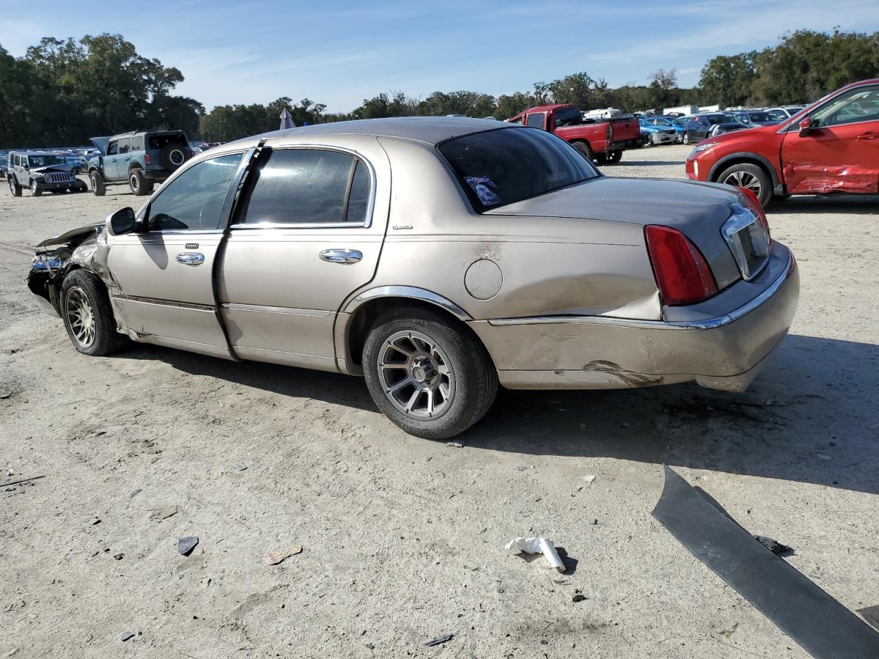 2001 Lincoln Town Car VIN 1LNHM82W31Y632772 Copart auction photo, front end / side damage thumbnail 2