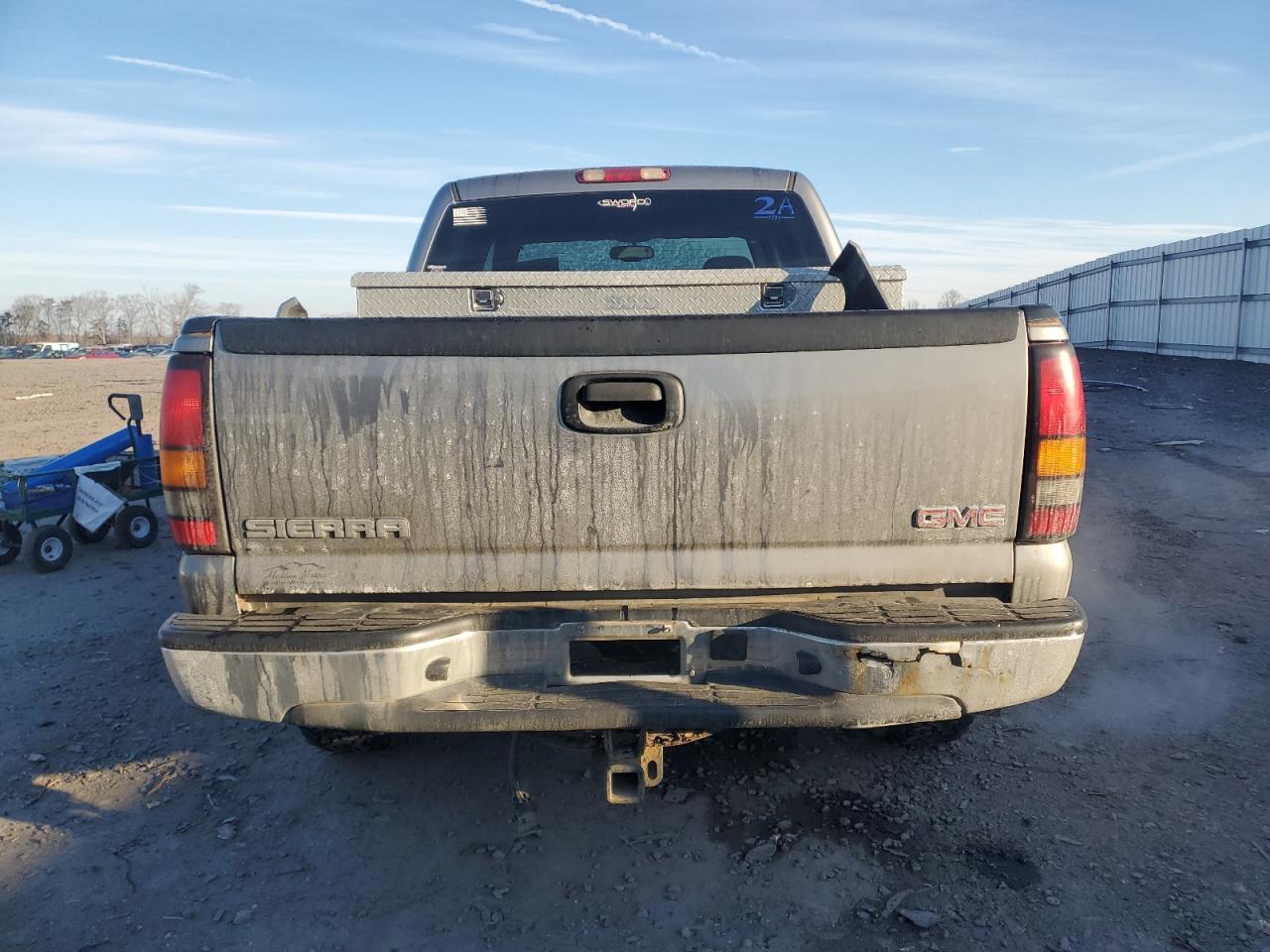 2007 GMC Sierra VIN 2GTEK13Z071140029 Copart auction photo, front end / minor dent/scratches damage thumbnail 6