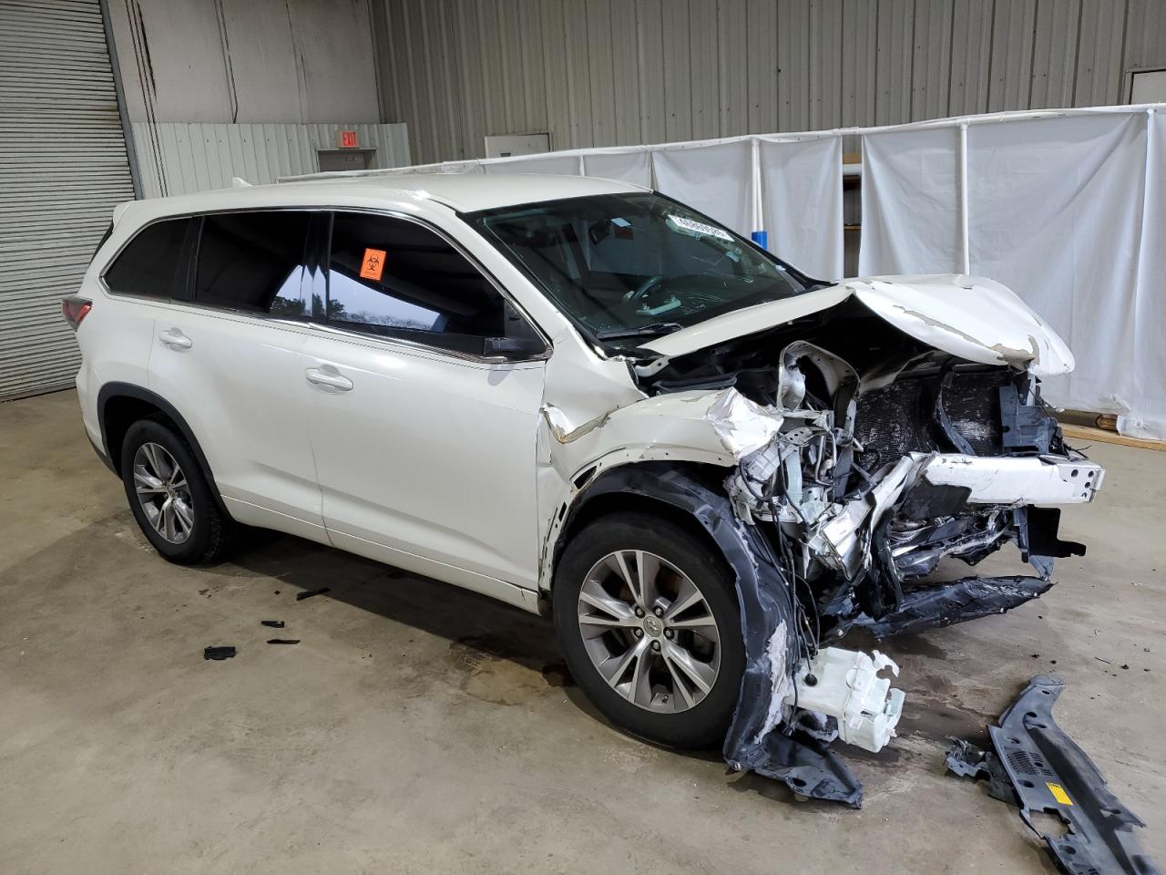2015 Toyota Highlander VIN 5TDZKRFH7FS049253 Copart auction photo, front end / minor dent/scratches damage thumbnail 4