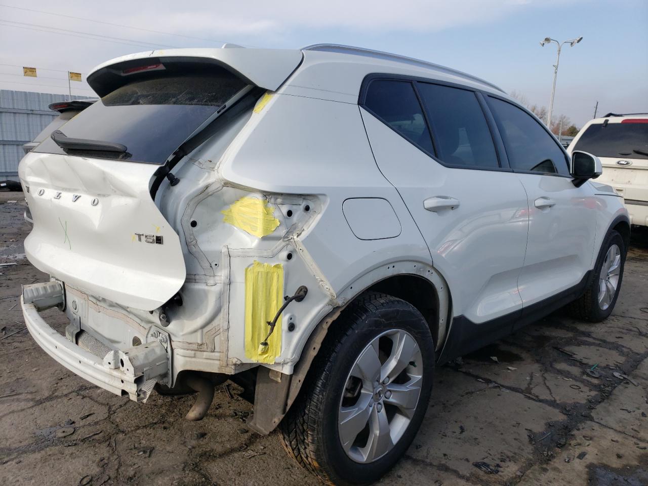 2020 Volvo XC40 VIN YV4162UK0L2323111 Copart auction photo, rear end / minor dent/scratches damage thumbnail 3