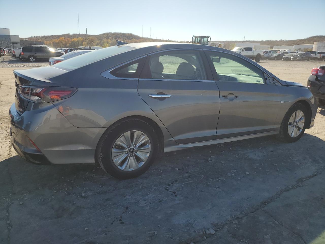 2019 Hyundai Sonata VIN KMHE24L37KA084520 Copart auction photo, front end / minor dent/scratches damage thumbnail 3