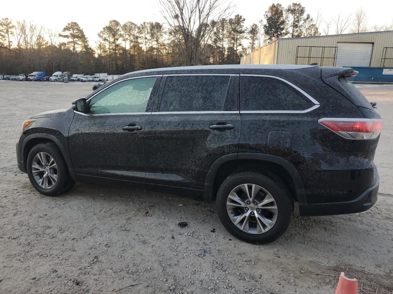 2015 Toyota Highlander VIN 5TDKKRFH5FS064268 Copart auction photo, side / front end damage thumbnail 2