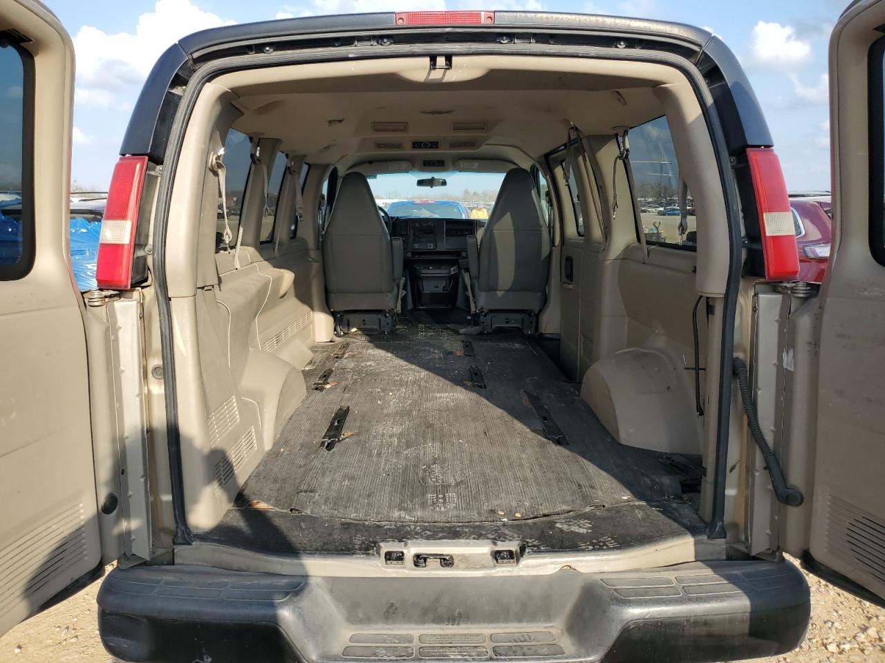 2007 Chevrolet Express VIN 1GAHG35U571253808 Copart auction photo, front end / side damage thumbnail 10