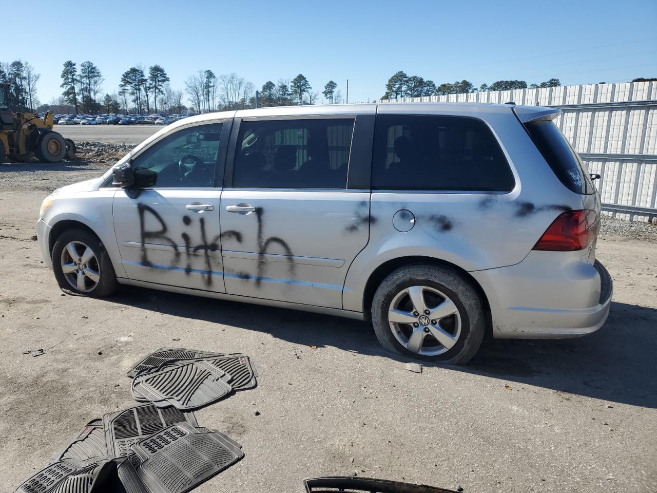 2010 Volkswagen Routan VIN 2V4RW3D15AR333060 Copart auction photo, vandalism / front end damage thumbnail 2
