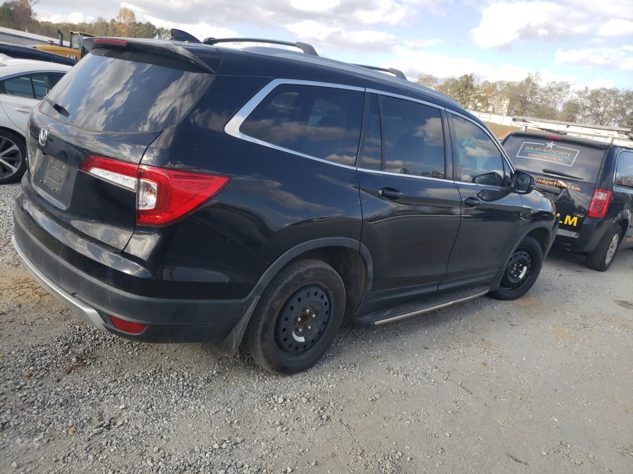 2019 Honda Pilot VIN 5FNYF5H53KB028782 Copart auction photo, front end / side damage thumbnail 3