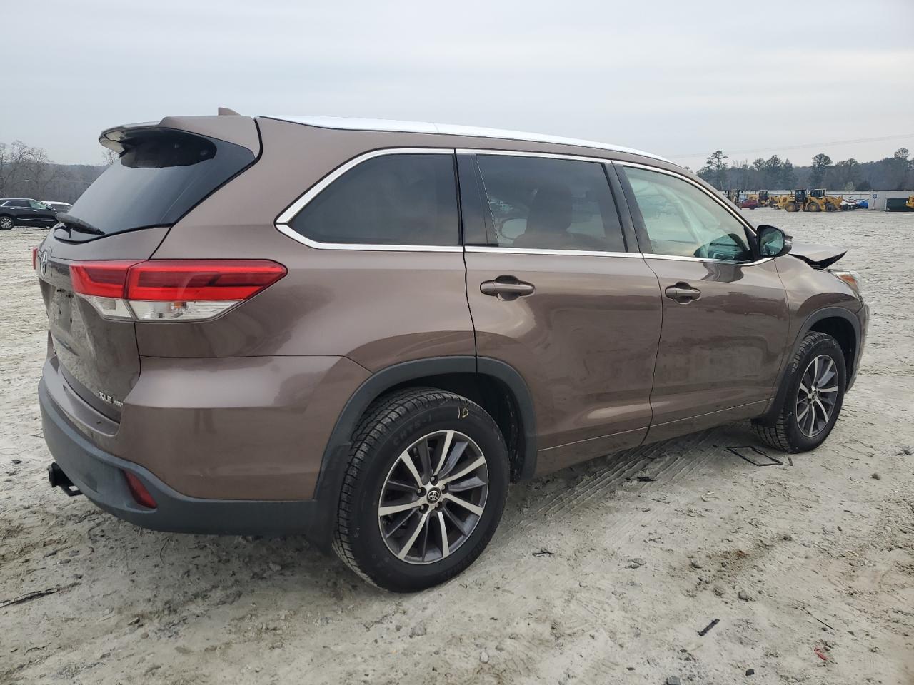 2018 Toyota Highlander VIN 5TDJZRFH7JS840724 Copart auction photo, front end damage thumbnail 3