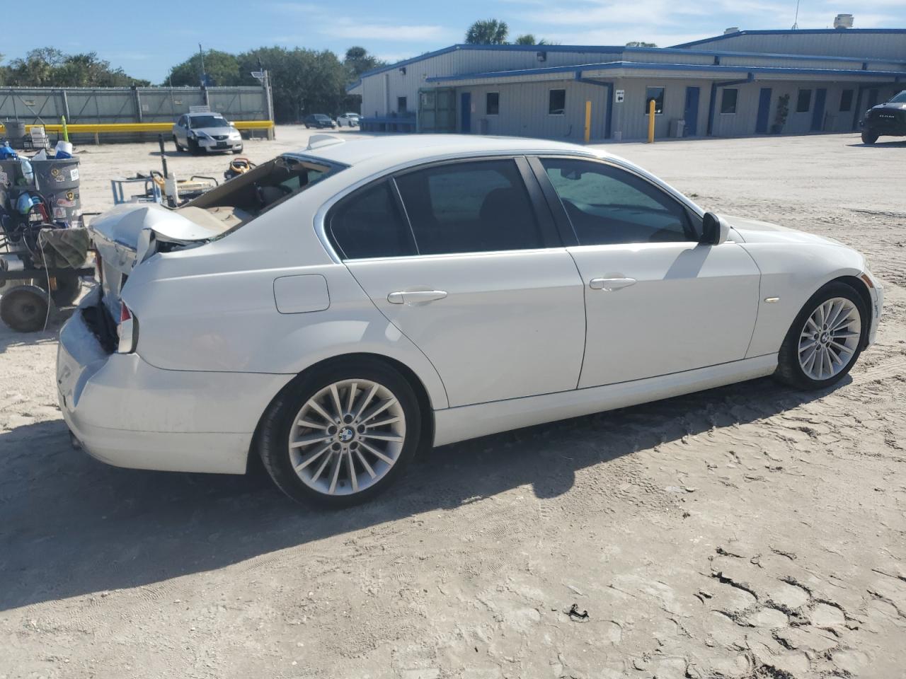 2011 BMW 3er VIN WBAPN7C58BA950102 Copart auction photo, rear end damage thumbnail 3