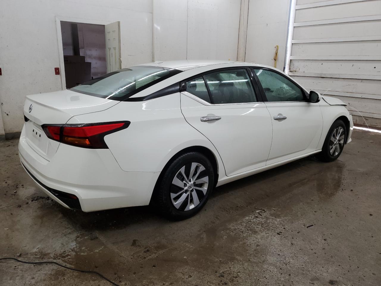 2020 Nissan Altima VIN 1N4BL4BV1LC261095 Copart auction photo, front end / minor dent/scratches damage thumbnail 3