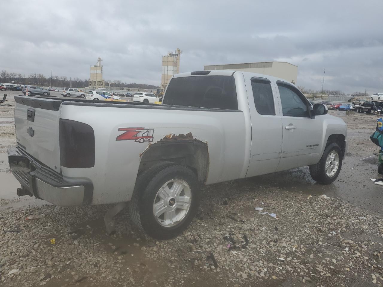 2010 Chevrolet Silverado VIN 1GCSKSE31AZ251317 Copart auction photo, front end / side damage thumbnail 3