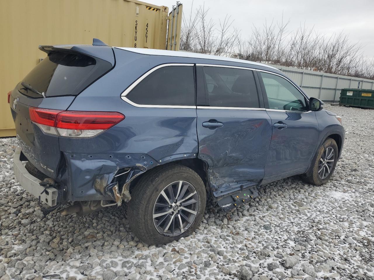 2018 Toyota Highlander VIN 5TDJZRFH9JS821348 Copart auction photo, rear end / side damage thumbnail 3