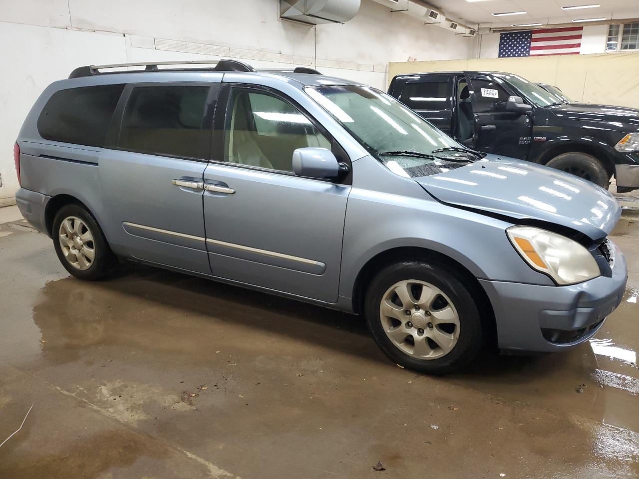 2008 Hyundai Entourage VIN KNDMC233086054448 Copart auction photo, front end / minor dent/scratches damage thumbnail 4