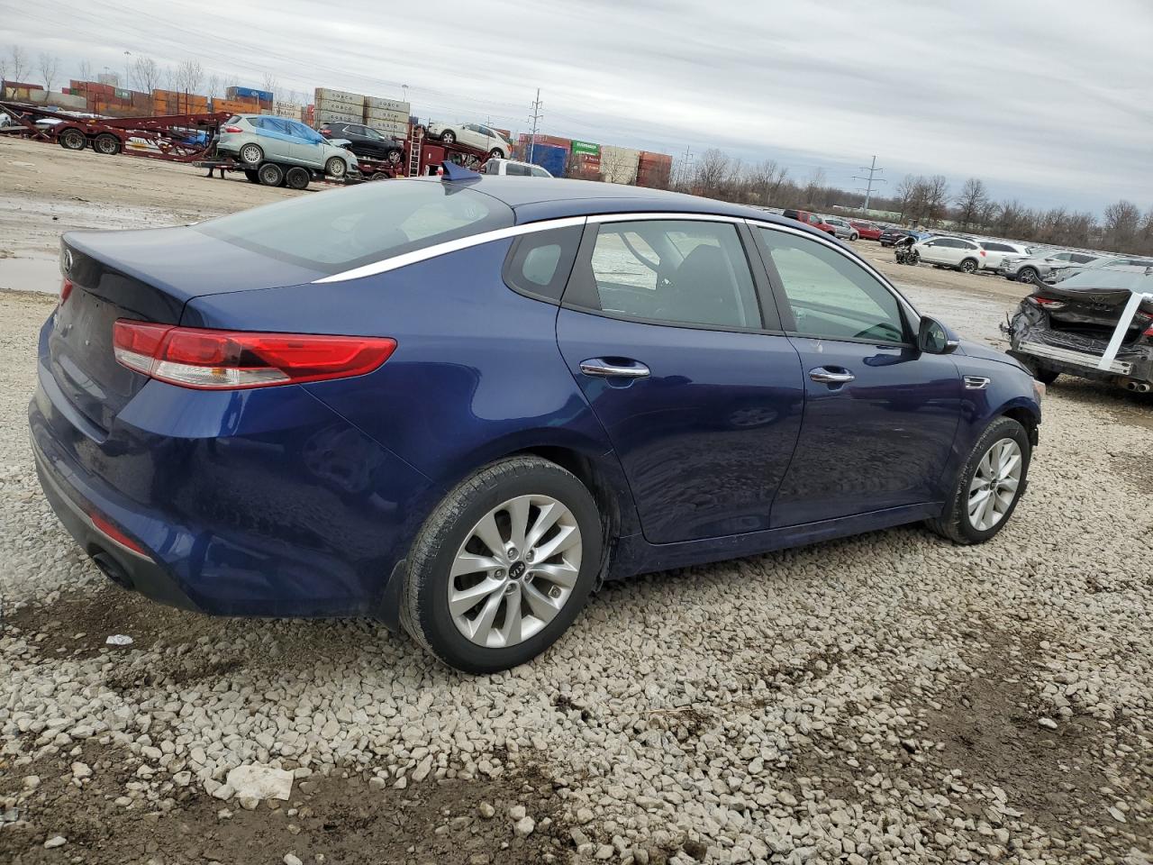 2018 KIA Optima VIN 5XXGT4L32JG268485 Copart auction photo, front end / side damage thumbnail 3