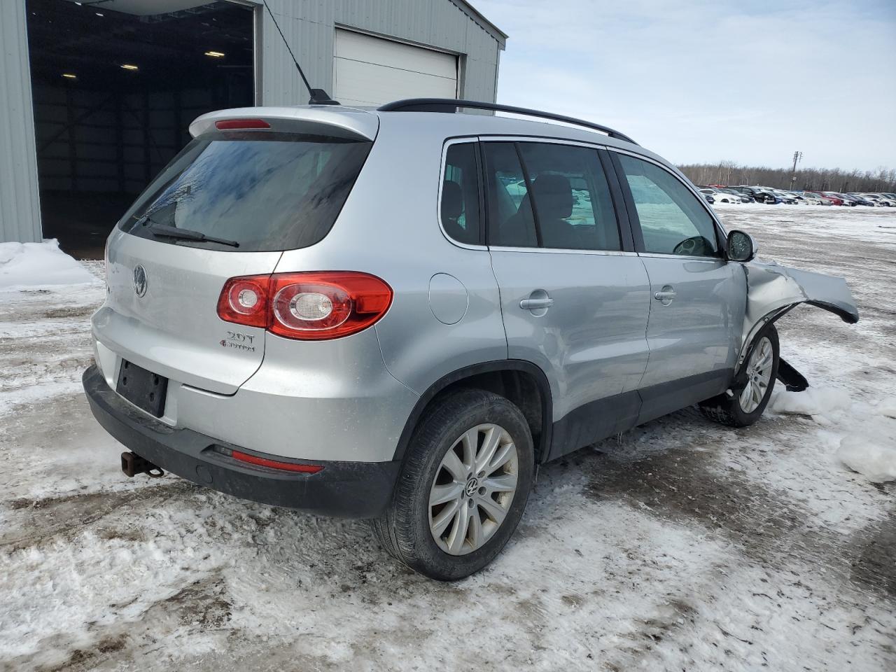 2010 Volkswagen Tiguan VIN WVGBV7AX7AW526179 Copart auction photo, front end / side damage thumbnail 3