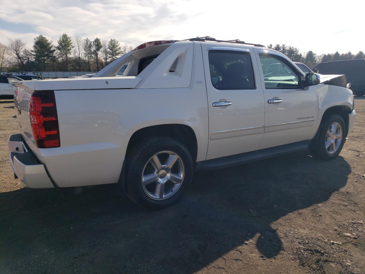2012 Chevrolet Avalanche VIN 3GNTKGE77CG108032 Copart auction photo, front end / minor dent/scratches damage thumbnail 3