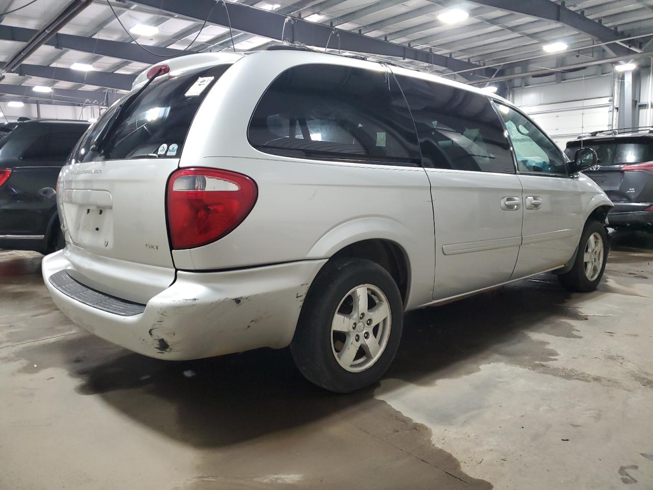 2005 Dodge Caravan VIN 2D4GP44L55R336104 Copart auction photo, front end damage thumbnail 3