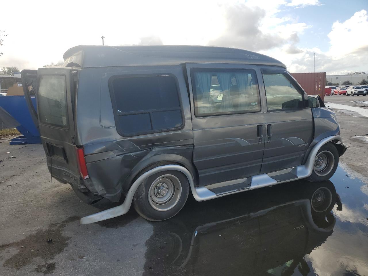 2000 Chevrolet Astro VIN 1GBDM19W6YB176154 Copart auction photo, all over damage thumbnail 3