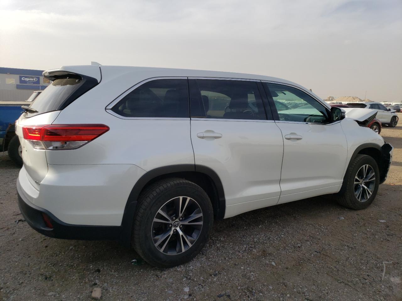 2018 Toyota Highlander VIN 5TDBZRFH0JS848149 Copart auction photo, front end damage thumbnail 3