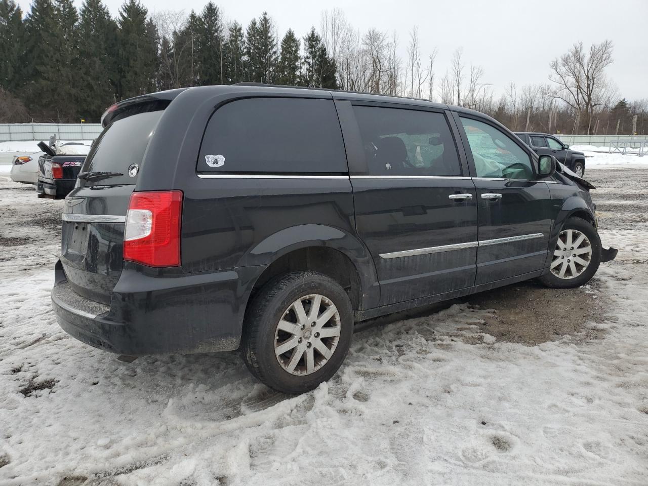 2015 Chrysler Town & Country VIN 2C4RC1BG9FR571693 Copart auction photo, front end / side damage thumbnail 3
