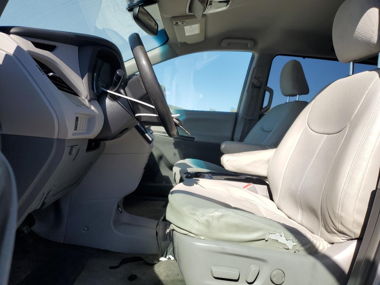 2015 Toyota Sienna VIN 5TDKK3DCXFS607893 Copart auction photo, rear end / minor dent/scratches damage thumbnail 7