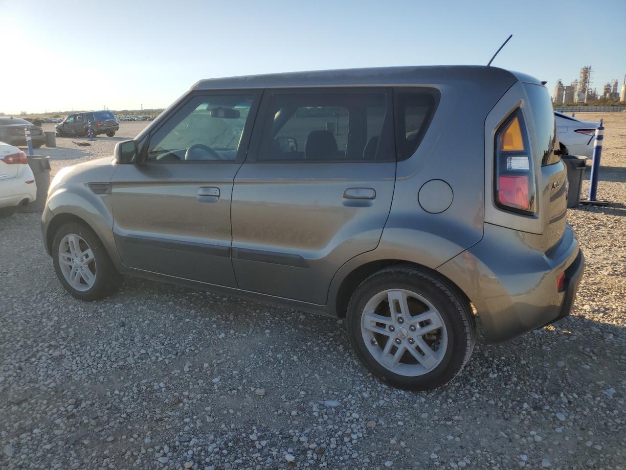 2010 KIA Soul VIN KNDJT2A22A7118258 Copart auction photo, minor dent/scratches / normal wear damage thumbnail 2
