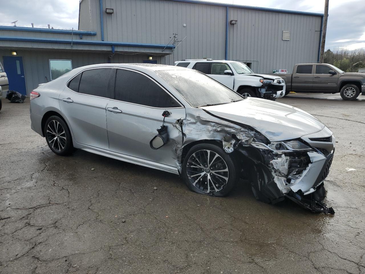 2018 Toyota Camry VIN 4T1B11HK0JU622668 Copart auction photo, front end / side damage thumbnail 4