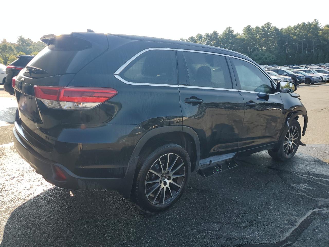 2018 Toyota Highlander VIN 5TDJZRFH6JS489529 Copart auction photo, front end / minor dent/scratches damage thumbnail 3
