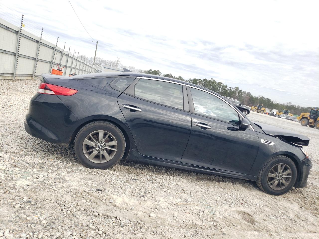 2016 KIA Optima VIN 5XXGT4L17GG020661 Copart auction photo, front end / minor dent/scratches damage thumbnail 3