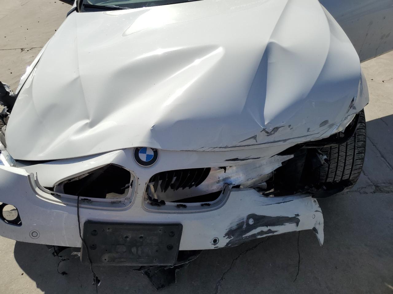 2017 BMW 3er VIN WBA8E1G53HNU13232 Copart auction photo, front end / side damage thumbnail 11