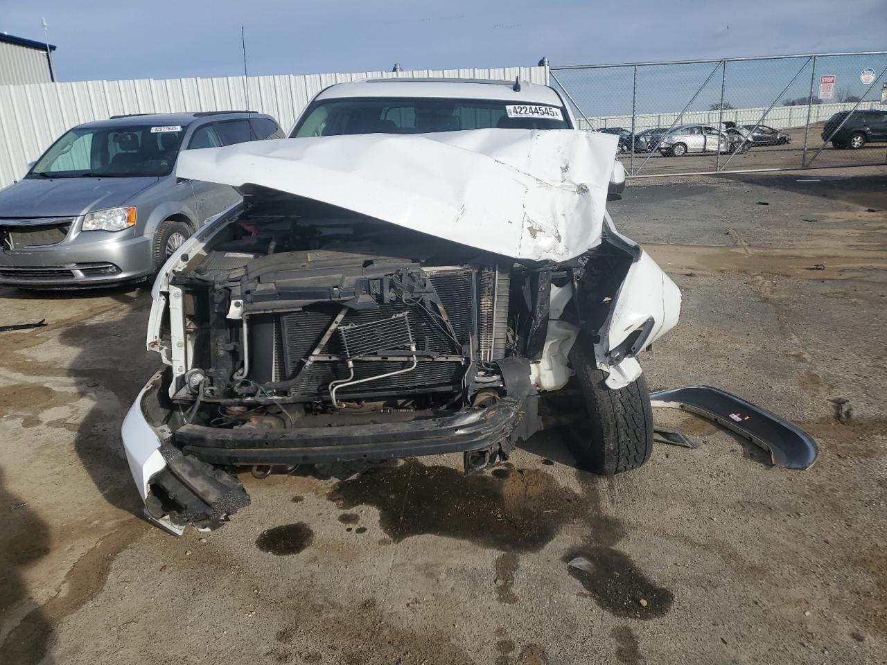 2009 Chevrolet Avalanche VIN 3GNFK22039G160550 Copart auction photo, front end / side damage thumbnail 5