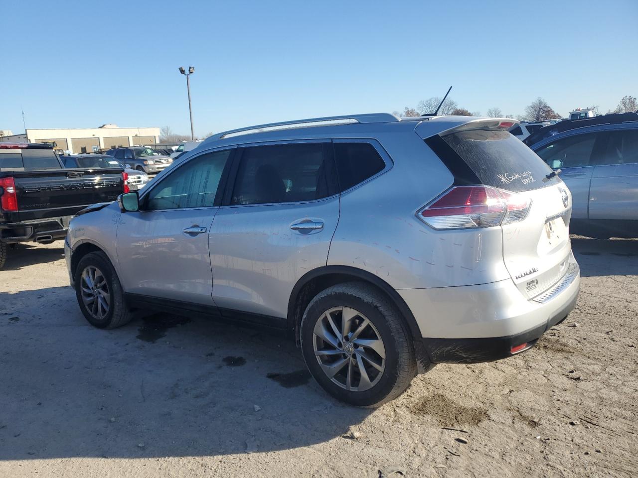 2015 Nissan Rogue VIN 5N1AT2MV0FC791968 Copart auction photo, front end / minor dent/scratches damage thumbnail 2