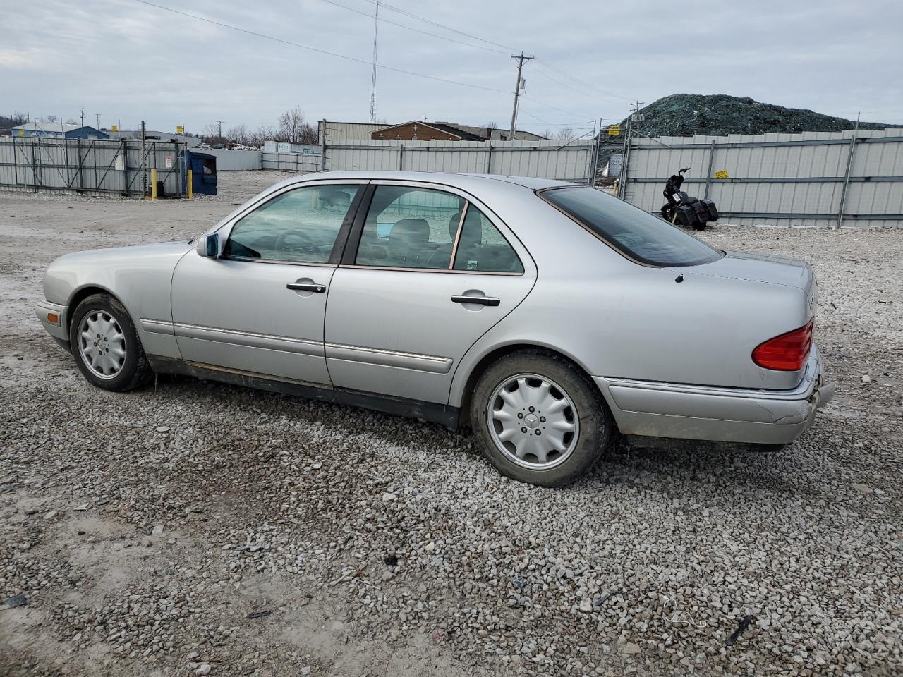 1996 Mercedes-Benz E-klasse VIN WDBJF20F9TJ003169 Copart auction photo, front end / rear end damage thumbnail 2