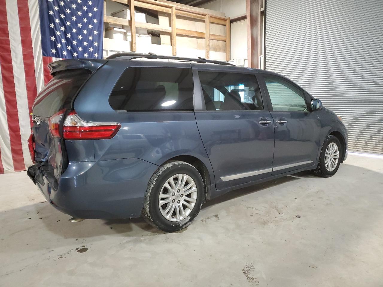 2015 Toyota Sienna VIN 5TDYK3DC7FS566973 Copart auction photo, rear end / minor dent/scratches damage thumbnail 3