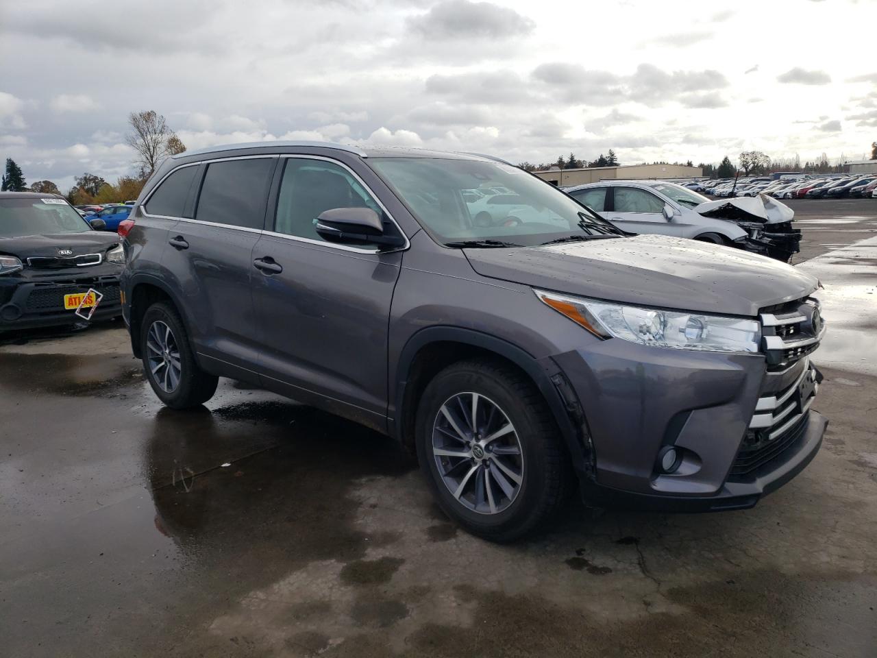 2018 Toyota Highlander VIN 5TDJZRFH0JS535257 Copart auction photo, front end damage thumbnail 4