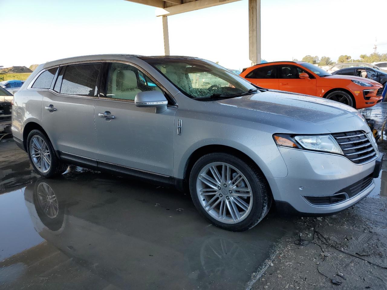 2019 Lincoln MKT VIN 2LMHJ5ATXKBL04167 Copart auction photo, top/roof / minor dent/scratches damage thumbnail 4