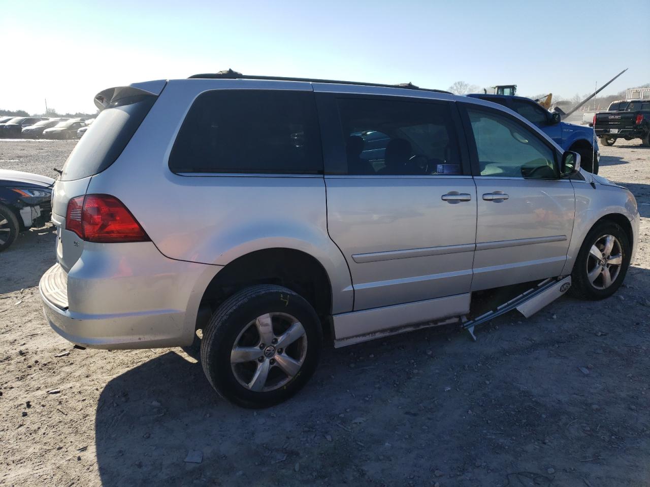 2009 Volkswagen Routan VIN 2V8HW34119R588858 Copart auction photo, all over damage thumbnail 3