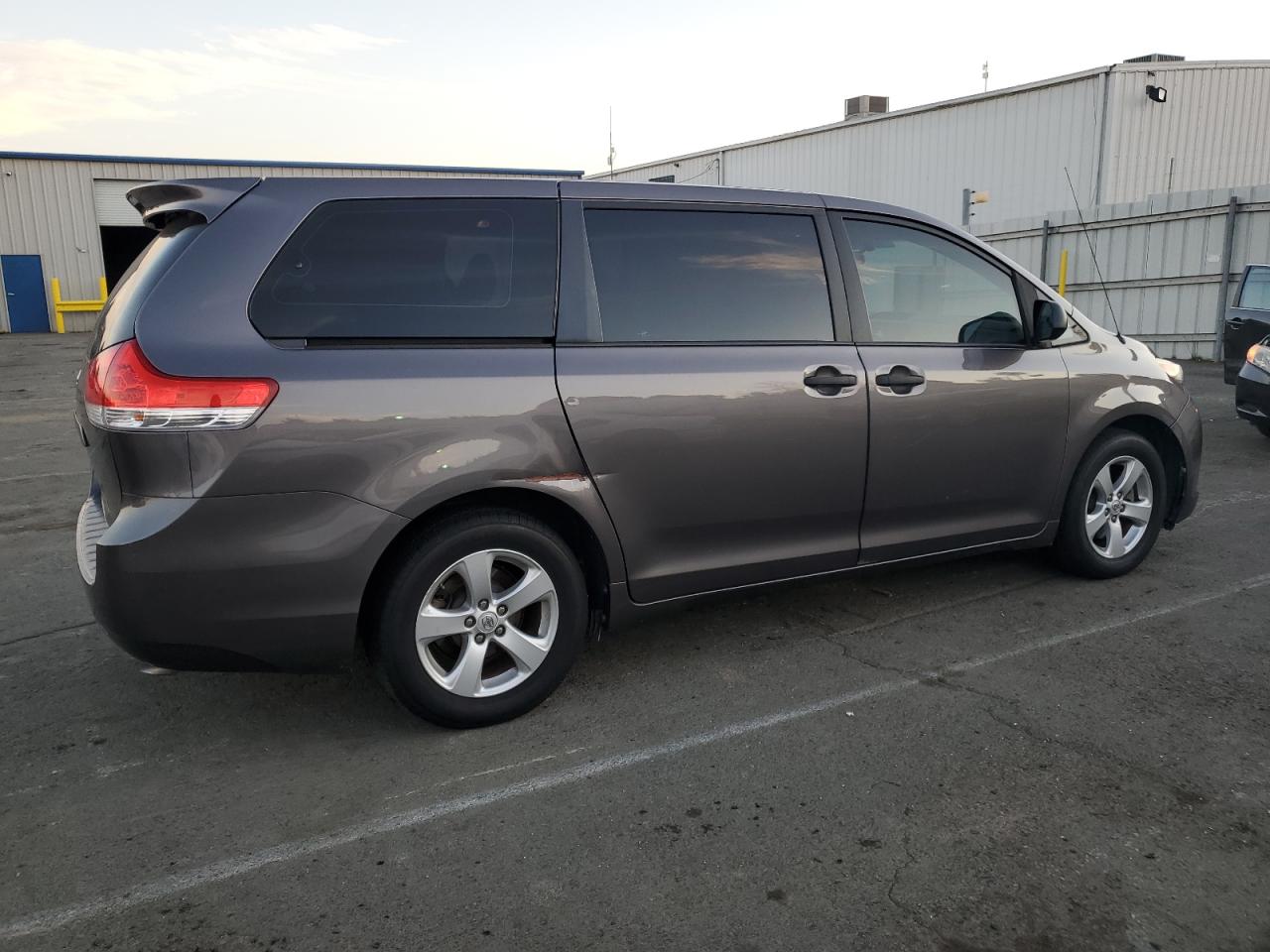 2013 Toyota Sienna VIN 5TDZK3DC1DS286872 Copart auction photo, side / minor dent/scratches damage thumbnail 3