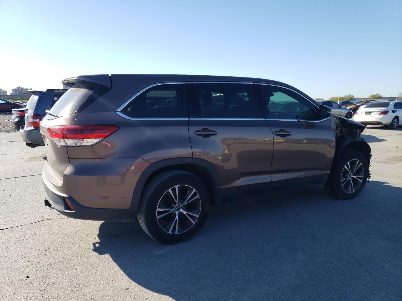 2019 Toyota Highlander VIN 5TDZARFH0KS058048 Copart auction photo, front end damage thumbnail 3