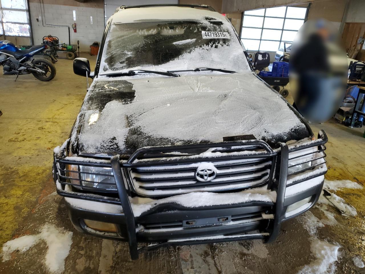 2001 Toyota Land Cruiser VIN JTEHT05J112007231 Copart auction photo, front end / minor dent/scratches damage thumbnail 5
