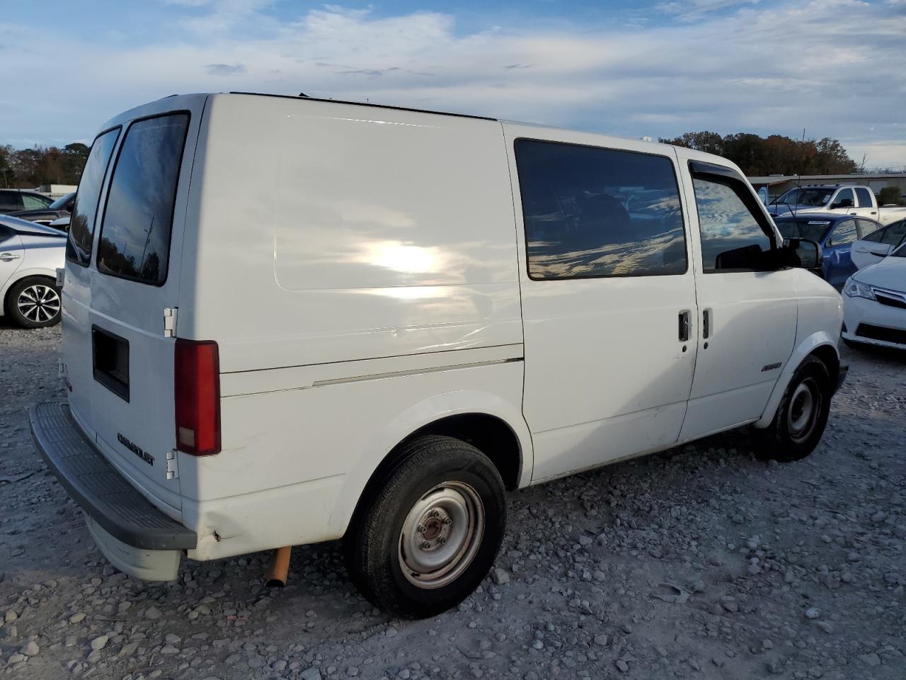 2000 Chevrolet Astro VIN 1GCDM19W1YB184660 Copart auction photo, front end / side damage thumbnail 3