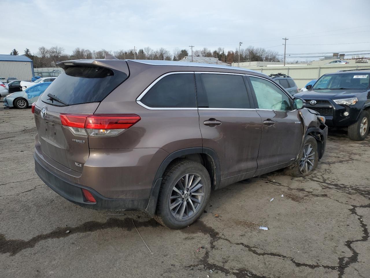 2017 Toyota Highlander VIN 5TDJGRFH2HS023094 Copart auction photo, side / mechanical damage thumbnail 3