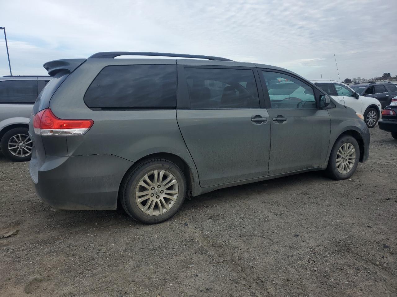 2011 Toyota Sienna VIN 5TDYK3DC7BS154238 Copart auction photo, mechanical / front end damage thumbnail 3