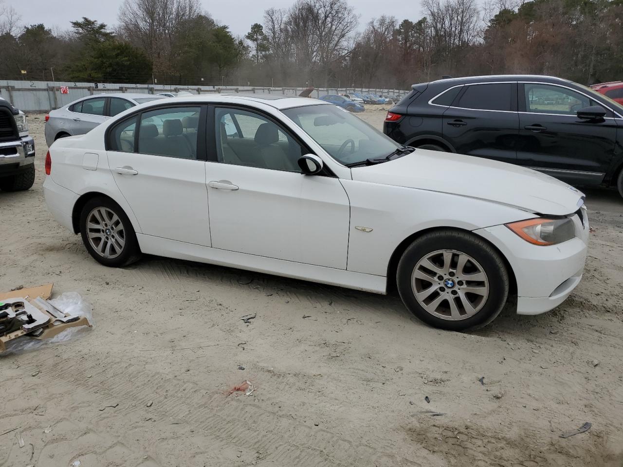 2007 BMW 3er VIN WBAVA37527NL16306 Copart auction photo, mechanical / minor dent/scratches damage thumbnail 4